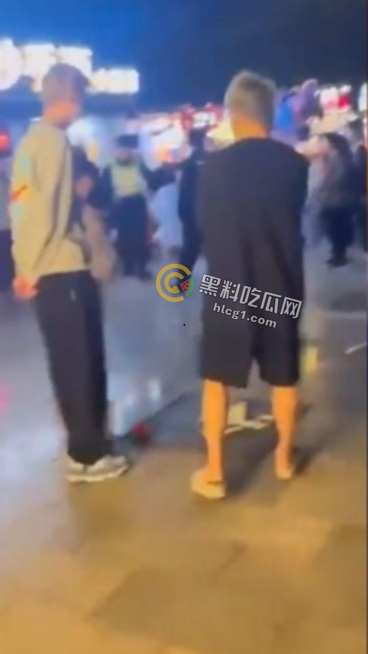 河南精神小妹夜市边上上演疯狂打架秀，互扯头发对扇脸，围观小妹热情助威！  第10张