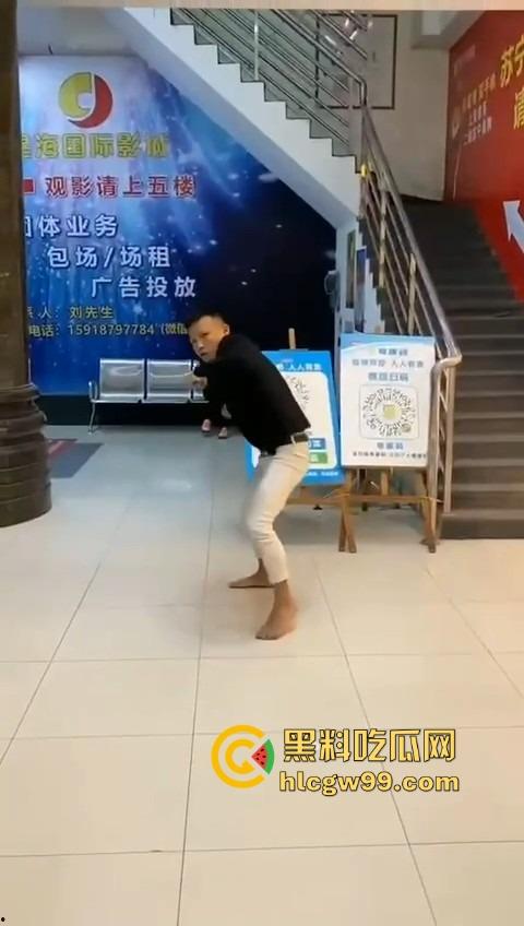 河南精神小伙线上嘴硬嚣张跋扈,线下衣服被脱光吊打,飞踢猛踹,互联网嘴炮被打得嗷嗷叫不敢还手! 第1张 河南精神小伙线上嘴硬嚣张跋扈,线下衣服被脱光吊打,飞踢猛踹,互联网嘴炮被打得嗷嗷叫不敢还手! 第1张