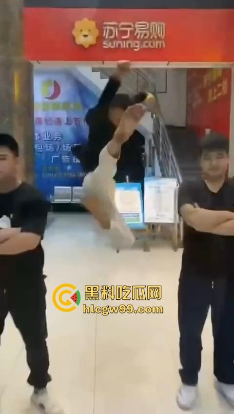 河南精神小伙线上嘴硬嚣张跋扈,线下衣服被脱光吊打,飞踢猛踹,互联网嘴炮被打得嗷嗷叫不敢还手! 第2张 河南精神小伙线上嘴硬嚣张跋扈,线下衣服被脱光吊打,飞踢猛踹,互联网嘴炮被打得嗷嗷叫不敢还手! 第2张