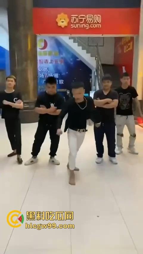 河南精神小伙线上嘴硬嚣张跋扈,线下衣服被脱光吊打,飞踢猛踹,互联网嘴炮被打得嗷嗷叫不敢还手! 第3张 河南精神小伙线上嘴硬嚣张跋扈,线下衣服被脱光吊打,飞踢猛踹,互联网嘴炮被打得嗷嗷叫不敢还手! 第3张