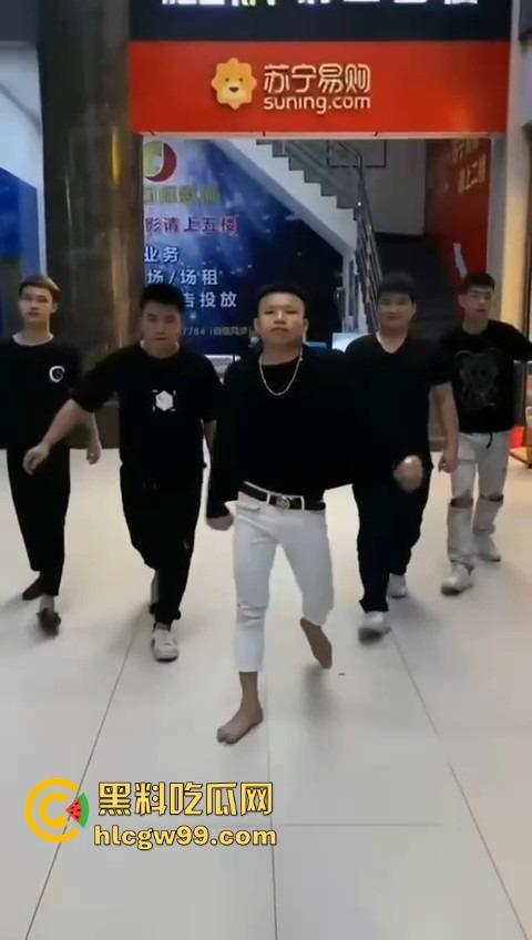 河南精神小伙线上嘴硬嚣张跋扈,线下衣服被脱光吊打,飞踢猛踹,互联网嘴炮被打得嗷嗷叫不敢还手! 第4张 河南精神小伙线上嘴硬嚣张跋扈,线下衣服被脱光吊打,飞踢猛踹,互联网嘴炮被打得嗷嗷叫不敢还手! 第4张