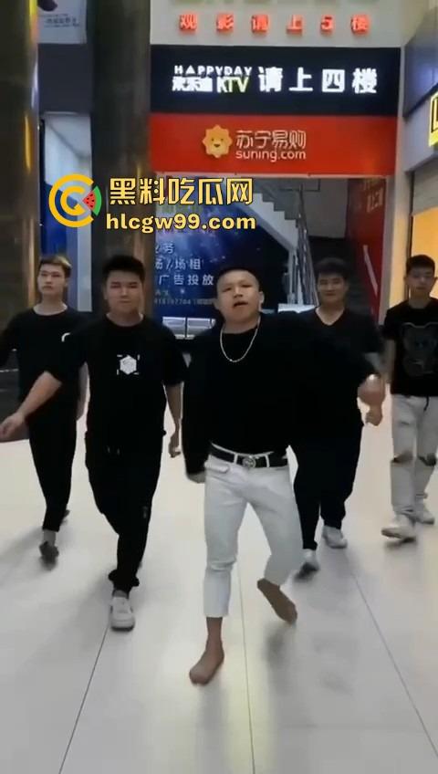 河南精神小伙线上嘴硬嚣张跋扈,线下衣服被脱光吊打,飞踢猛踹,互联网嘴炮被打得嗷嗷叫不敢还手! 第5张 河南精神小伙线上嘴硬嚣张跋扈,线下衣服被脱光吊打,飞踢猛踹,互联网嘴炮被打得嗷嗷叫不敢还手! 第5张