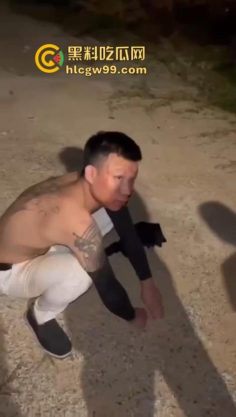 河南精神小伙线上嘴硬嚣张跋扈,线下衣服被脱光吊打,飞踢猛踹,互联网嘴炮被打得嗷嗷叫不敢还手! 第6张 河南精神小伙线上嘴硬嚣张跋扈,线下衣服被脱光吊打,飞踢猛踹,互联网嘴炮被打得嗷嗷叫不敢还手! 第6张