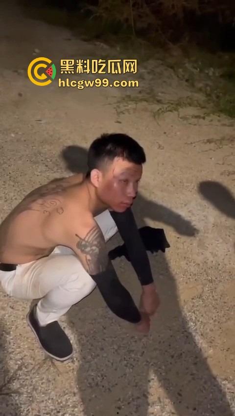 河南精神小伙线上嘴硬嚣张跋扈,线下衣服被脱光吊打,飞踢猛踹,互联网嘴炮被打得嗷嗷叫不敢还手! 第7张 河南精神小伙线上嘴硬嚣张跋扈,线下衣服被脱光吊打,飞踢猛踹,互联网嘴炮被打得嗷嗷叫不敢还手! 第7张