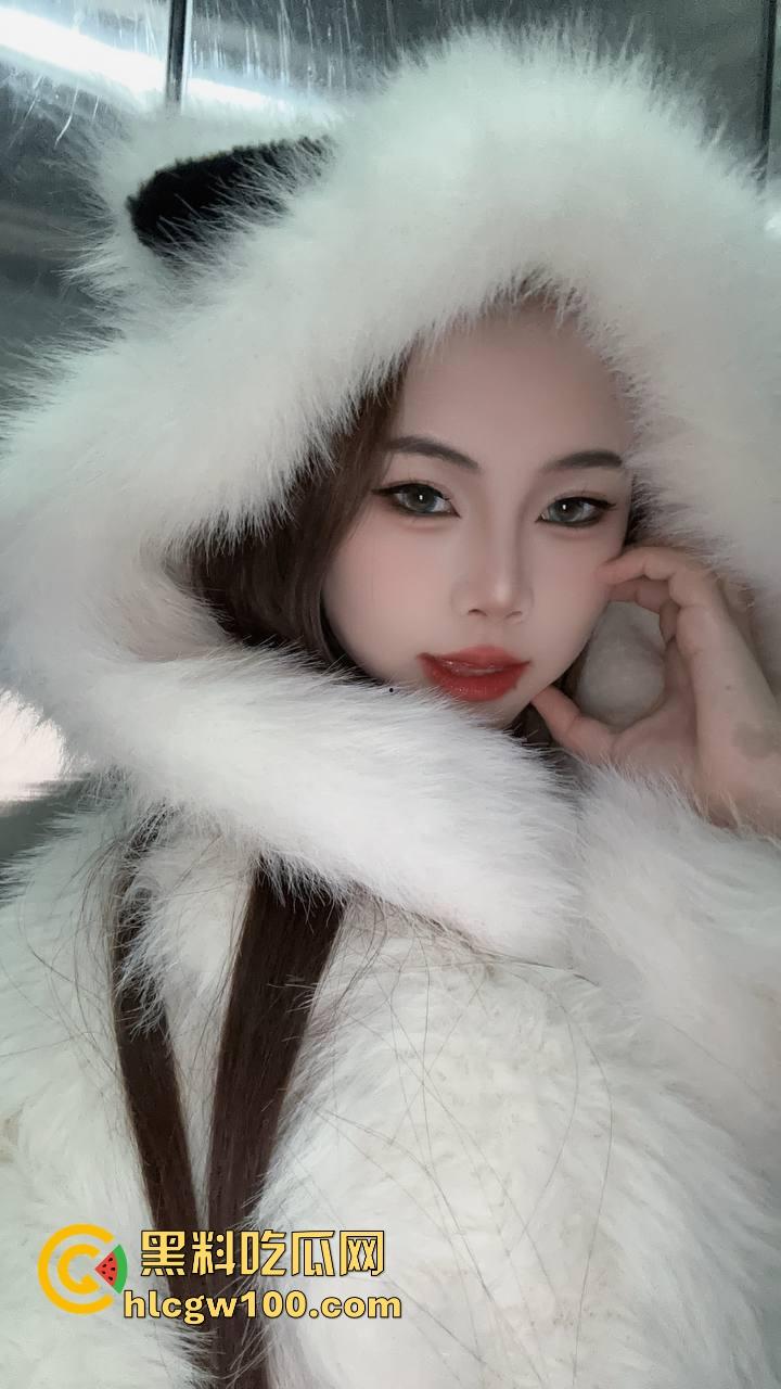 虎牙主播榜一大哥视角玩花活，双视角直播爆火， 上面露脸撩粉，下面给金主抠逼骚到飞起不赏都不好意思！  第1张