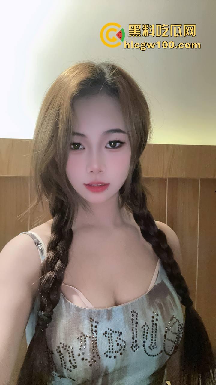 虎牙主播榜一大哥视角玩花活，双视角直播爆火， 上面露脸撩粉，下面给金主抠逼骚到飞起不赏都不好意思！  第2张