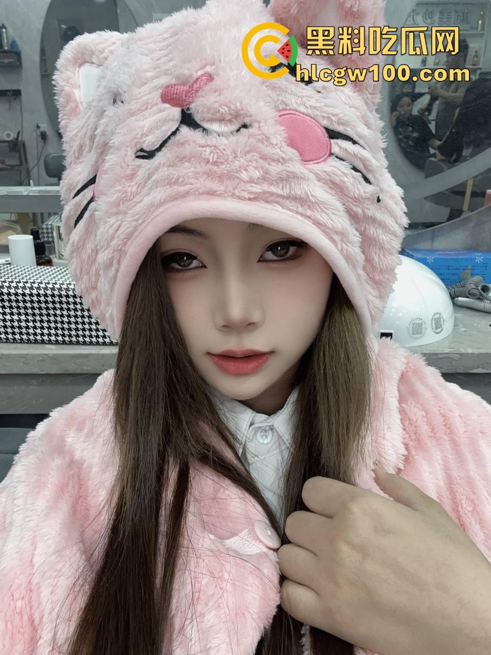 虎牙主播榜一大哥视角玩花活，双视角直播爆火， 上面露脸撩粉，下面给金主抠逼骚到飞起不赏都不好意思！  第3张