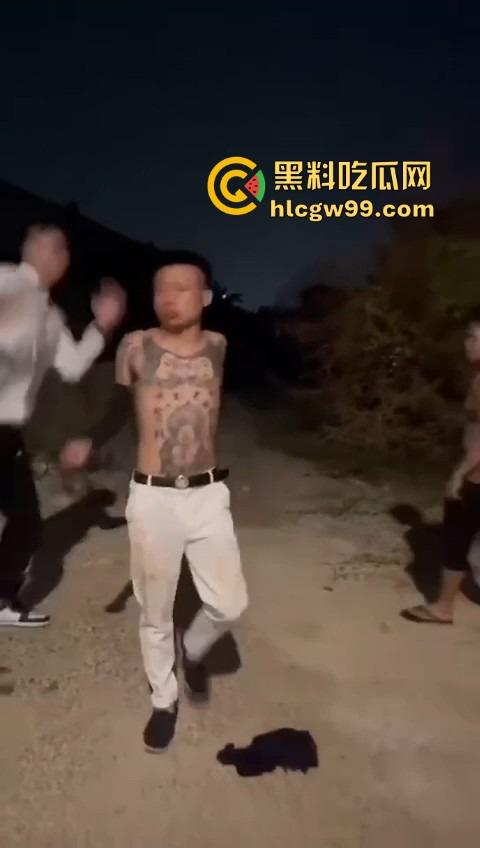 河南精神小伙线上嘴硬嚣张跋扈,线下衣服被脱光吊打,飞踢猛踹,互联网嘴炮被打得嗷嗷叫不敢还手! 第12张 河南精神小伙线上嘴硬嚣张跋扈,线下衣服被脱光吊打,飞踢猛踹,互联网嘴炮被打得嗷嗷叫不敢还手! 第12张