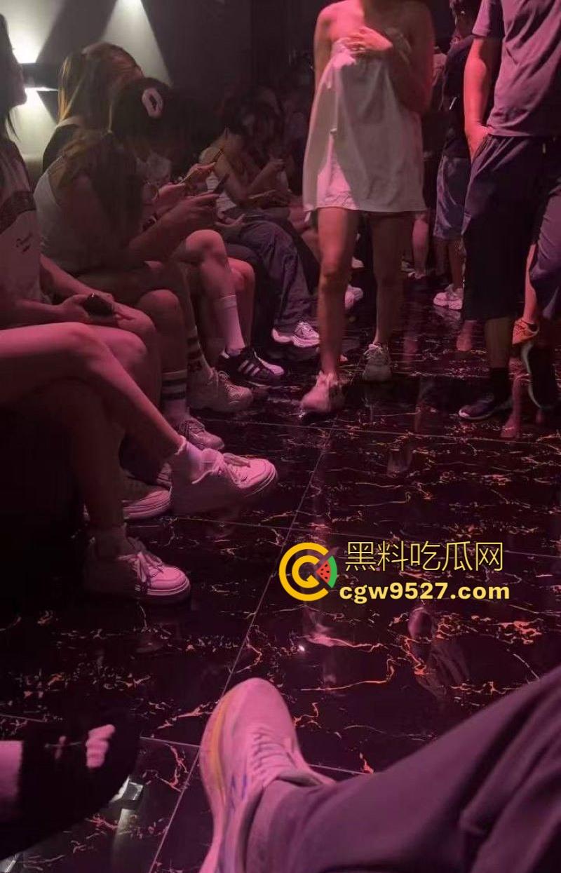 重庆莎莎舞推出新套餐啦！20元5分钟肆意揉奶扣逼，脸贴脸，肚贴肚，摩擦生热，这价格要什么自行车！  第2张