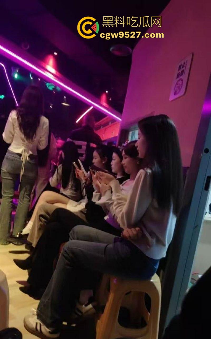 重庆莎莎舞推出新套餐啦！20元5分钟肆意揉奶扣逼，脸贴脸，肚贴肚，摩擦生热，这价格要什么自行车！  第3张