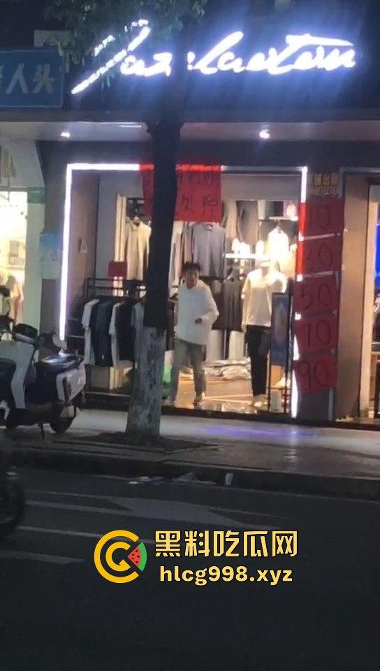 潮阳棉城精神小伙街头斗殴！马刀上手，砍到手臂当场飞掉！  第3张