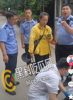 四川达州大竹川师大保安 用铁棍和辣椒水袭击外卖员 现场视频曝光流出！  第1张