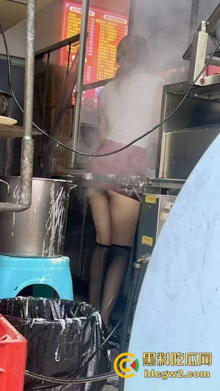 这么卷吗？广东中山市网红店【肠粉姐姐】黑丝长腿大美女现在卖肠粉都需要低胸职业装  第10张