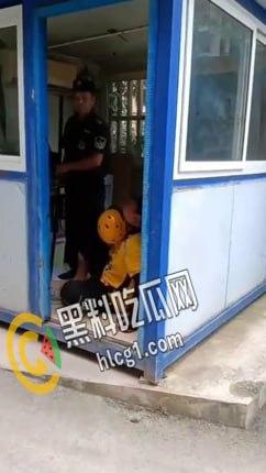 四川达州大竹川师大保安 用铁棍和辣椒水袭击外卖员 现场视频曝光流出！  第2张