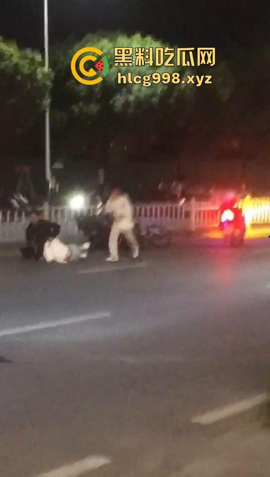 潮阳棉城精神小伙街头斗殴！马刀上手，砍到手臂当场飞掉！  第7张