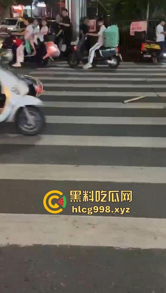 潮阳棉城精神小伙街头斗殴！马刀上手，砍到手臂当场飞掉！  第9张