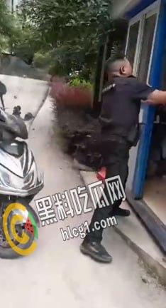 四川达州大竹川师大保安 用铁棍和辣椒水袭击外卖员 现场视频曝光流出！  第4张