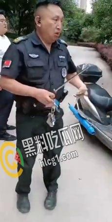 四川达州大竹川师大保安 用铁棍和辣椒水袭击外卖员 现场视频曝光流出！  第5张