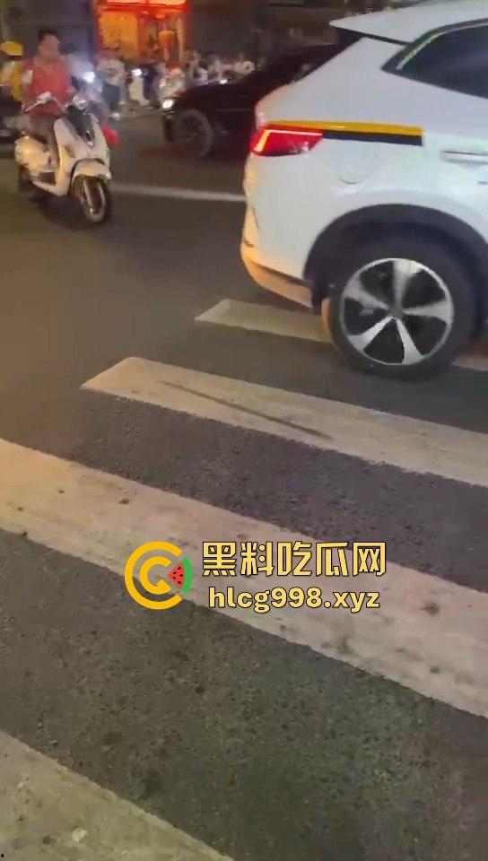 潮阳棉城精神小伙街头斗殴！马刀上手，砍到手臂当场飞掉！  第10张