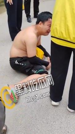 四川达州大竹川师大保安 用铁棍和辣椒水袭击外卖员 现场视频曝光流出！  第6张