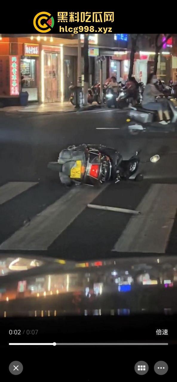 潮阳棉城精神小伙街头斗殴！马刀上手，砍到手臂当场飞掉！  第11张