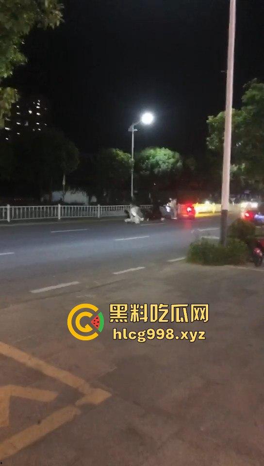 潮阳棉城精神小伙街头斗殴！马刀上手，砍到手臂当场飞掉！  第12张