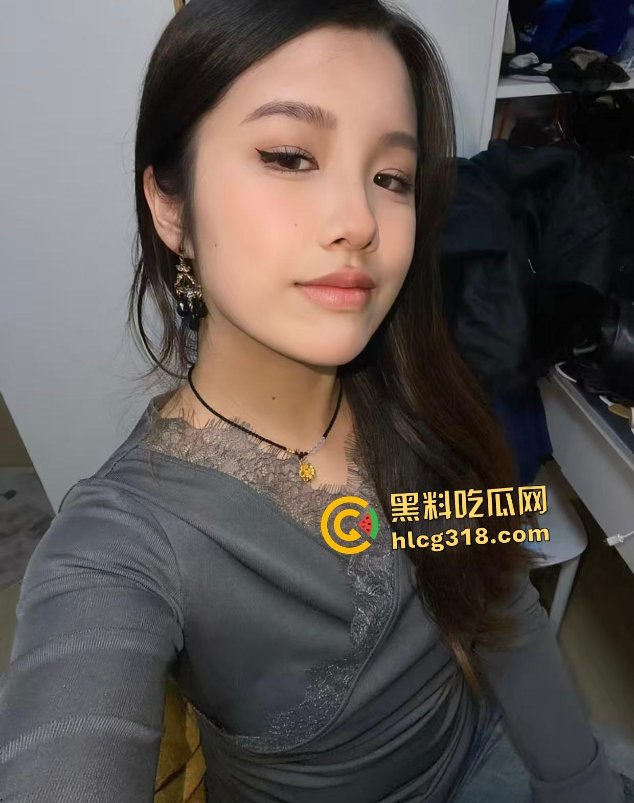 女友独自去酒吧喝醉坐别的男人腿上！裤子脱了插进去猛骑！一旁男的还趁机摸奶！  第1张