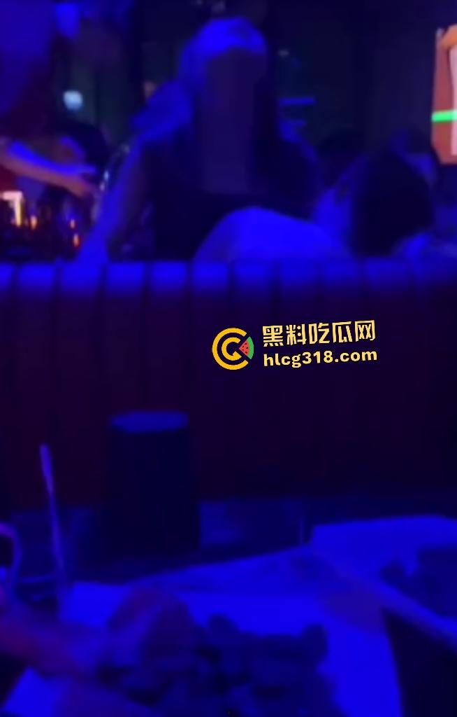 女友独自去酒吧喝醉坐别的男人腿上！裤子脱了插进去猛骑！一旁男的还趁机摸奶！  第2张