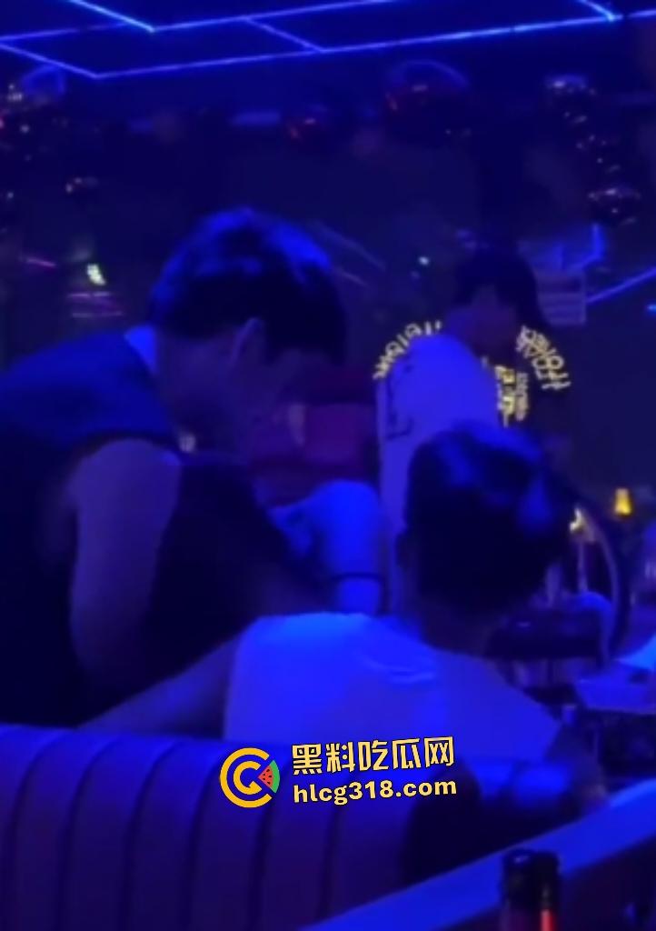 女友独自去酒吧喝醉坐别的男人腿上！裤子脱了插进去猛骑！一旁男的还趁机摸奶！  第3张