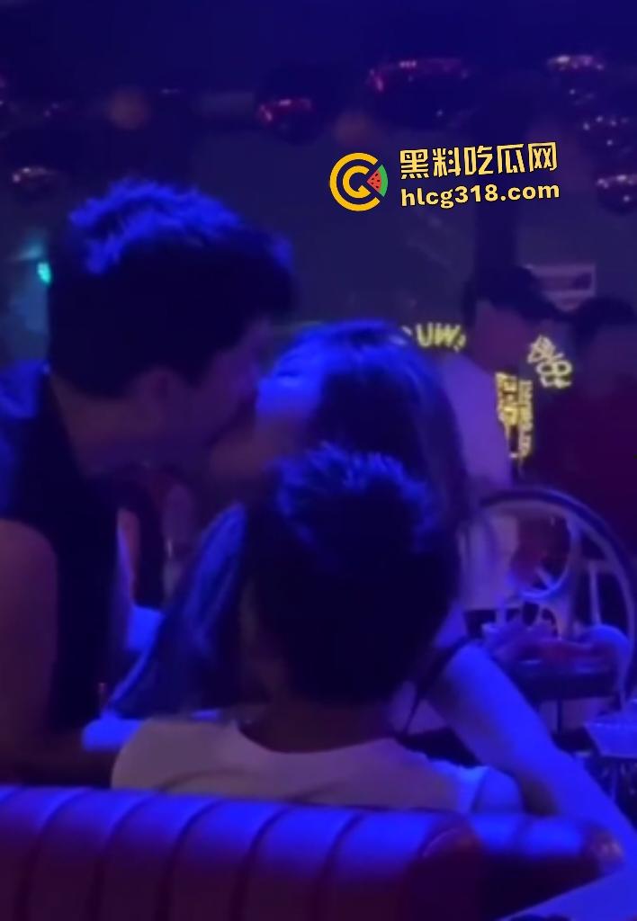 女友独自去酒吧喝醉坐别的男人腿上！裤子脱了插进去猛骑！一旁男的还趁机摸奶！  第4张