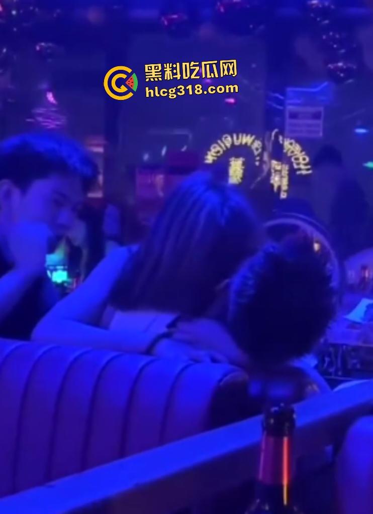 女友独自去酒吧喝醉坐别的男人腿上！裤子脱了插进去猛骑！一旁男的还趁机摸奶！  第6张