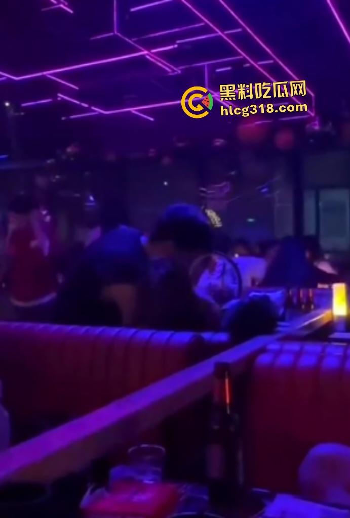 女友独自去酒吧喝醉坐别的男人腿上！裤子脱了插进去猛骑！一旁男的还趁机摸奶！  第8张