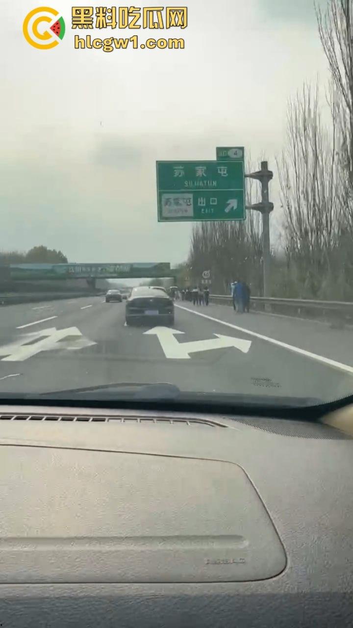 辽宁沈阳高速大巴车侧翻起火  50多名学生烧伤惨重 真实现场视频流出 第1张