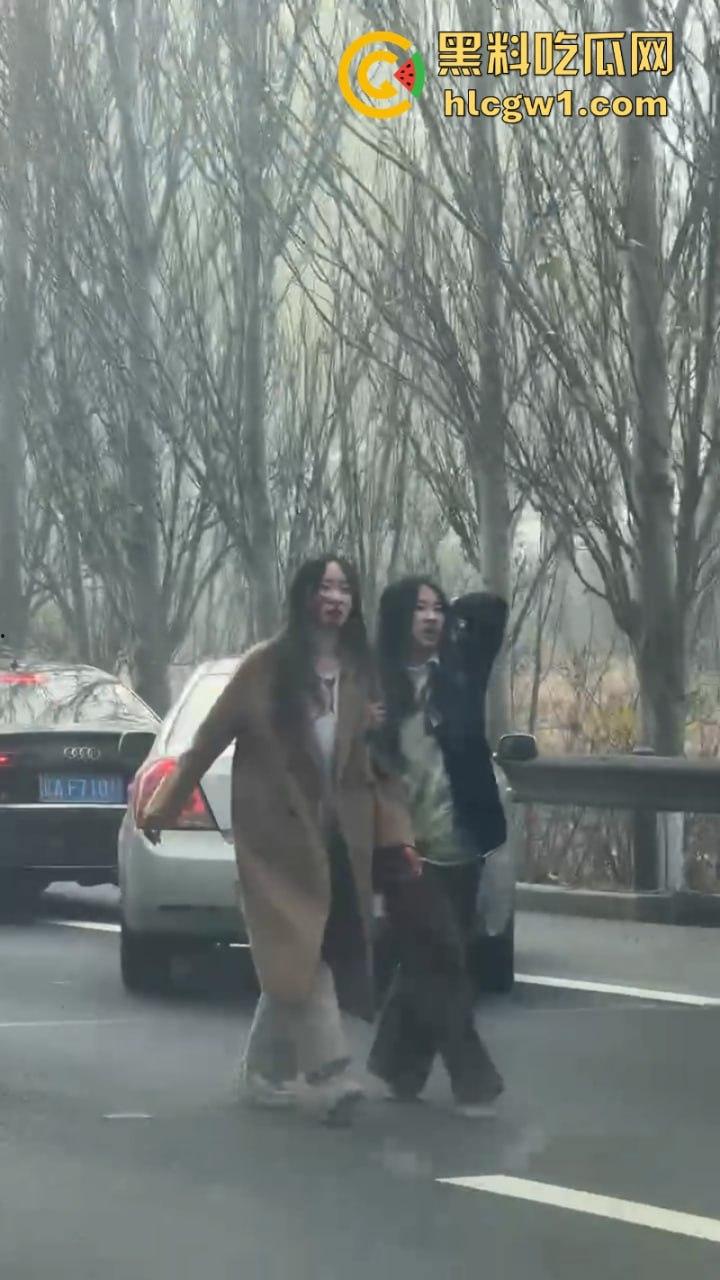 辽宁沈阳高速大巴车侧翻起火  50多名学生烧伤惨重 真实现场视频流出 第3张