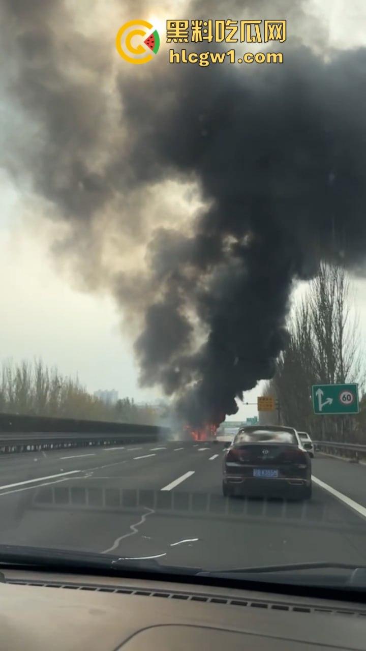 辽宁沈阳高速大巴车侧翻起火  50多名学生烧伤惨重 真实现场视频流出 第4张