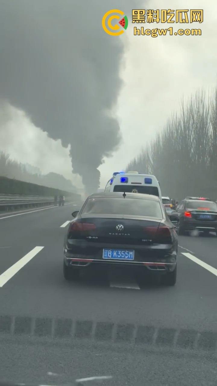 辽宁沈阳高速大巴车侧翻起火  50多名学生烧伤惨重 真实现场视频流出 第6张