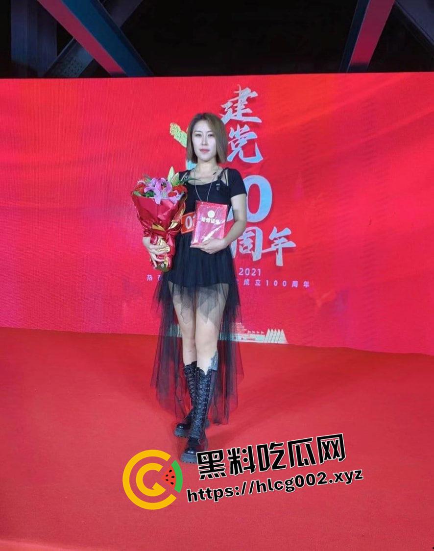 江苏党员少妇被领导潜规则 媚眼如丝的风骚少妇 两颗蛋蛋一起吸 这谁顶得住  第1张