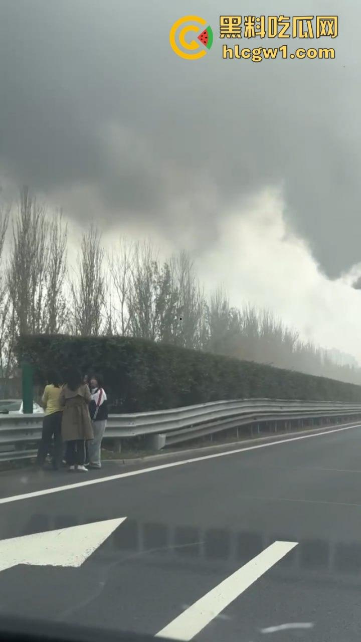 辽宁沈阳高速大巴车侧翻起火  50多名学生烧伤惨重 真实现场视频流出 第7张