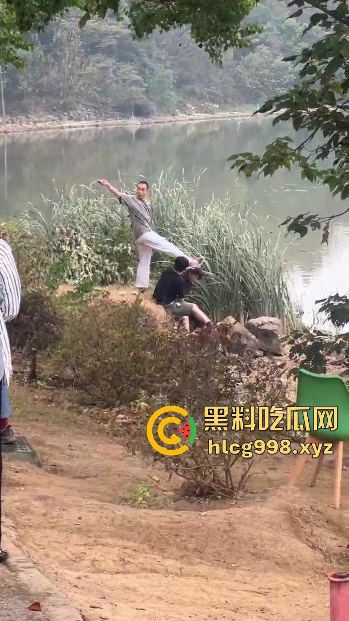 武汉狂躁男东湖发疯，打黑衣男打成筛子，女生鞋子手机丢湖里，差点逼得她跳水自尽！  第1张