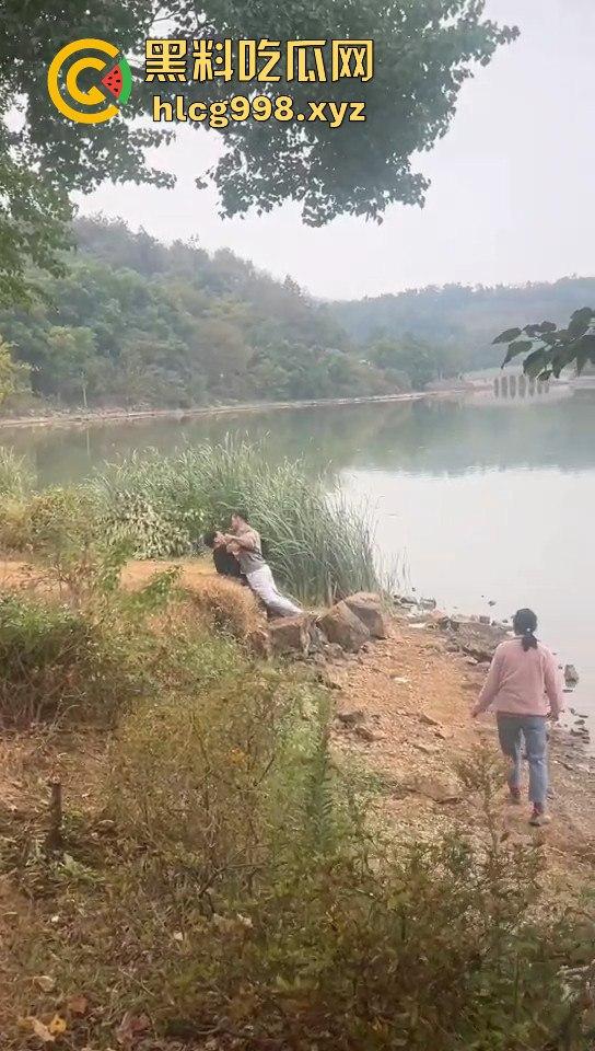 武汉狂躁男东湖发疯，打黑衣男打成筛子，女生鞋子手机丢湖里，差点逼得她跳水自尽！  第2张