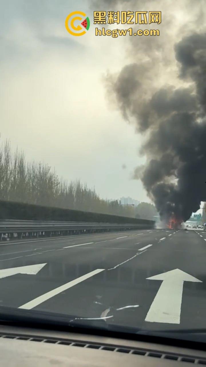 辽宁沈阳高速大巴车侧翻起火  50多名学生烧伤惨重 真实现场视频流出 第9张