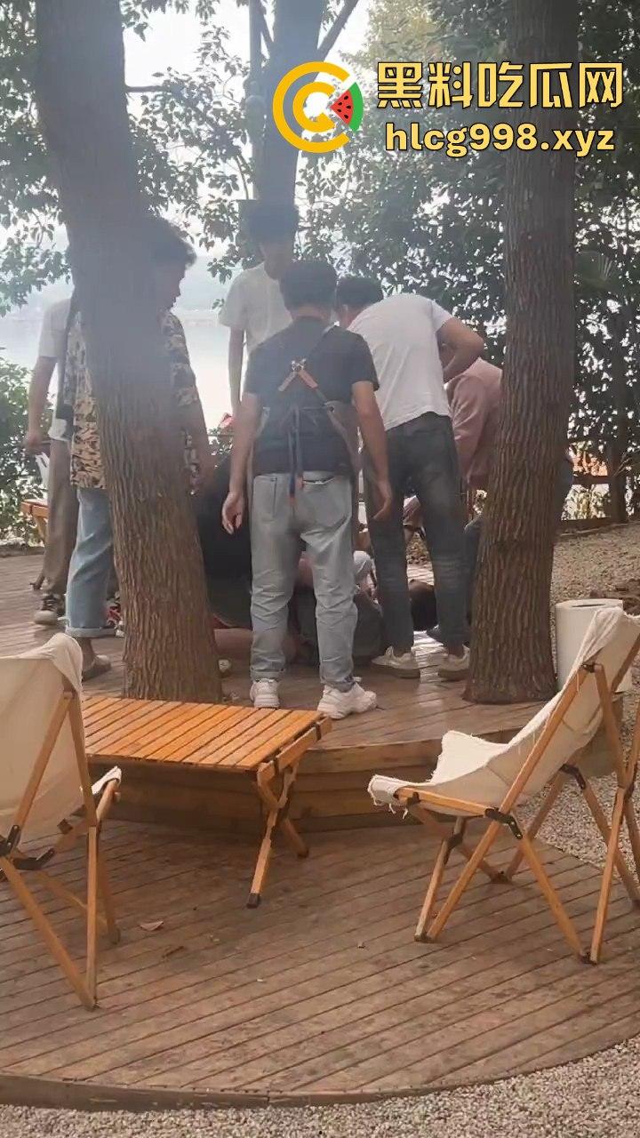 武汉狂躁男东湖发疯，打黑衣男打成筛子，女生鞋子手机丢湖里，差点逼得她跳水自尽！  第3张