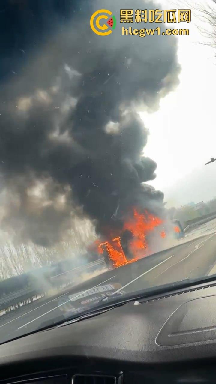 辽宁沈阳高速大巴车侧翻起火  50多名学生烧伤惨重 真实现场视频流出 第10张