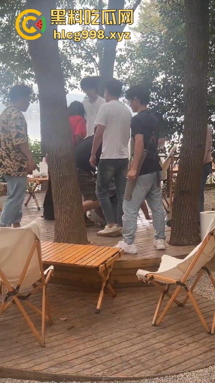 武汉狂躁男东湖发疯，打黑衣男打成筛子，女生鞋子手机丢湖里，差点逼得她跳水自尽！  第4张