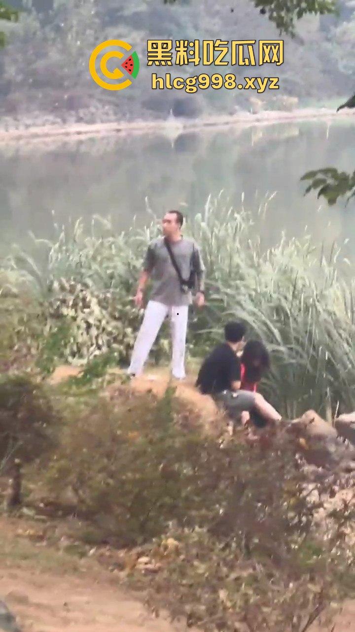 武汉狂躁男东湖发疯，打黑衣男打成筛子，女生鞋子手机丢湖里，差点逼得她跳水自尽！  第5张