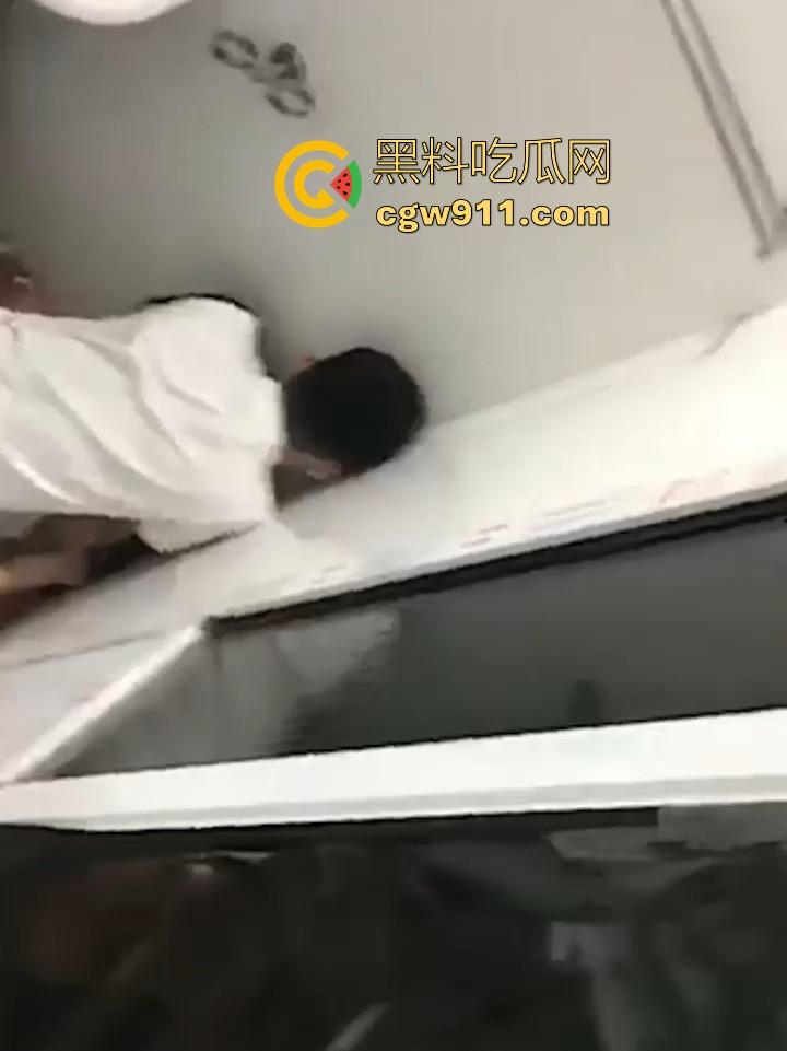 久违的同学聚餐秒变激情打炮现场!小哥灌醉女同学厕所缠绵猛插,在卫生间席地而干,下身全裸猛烈狂干! 第3张 久违的同学聚餐秒变激情打炮现场!小哥灌醉女同学厕所缠绵猛插,在卫生间席地而干,下身全裸猛烈狂干! 第3张