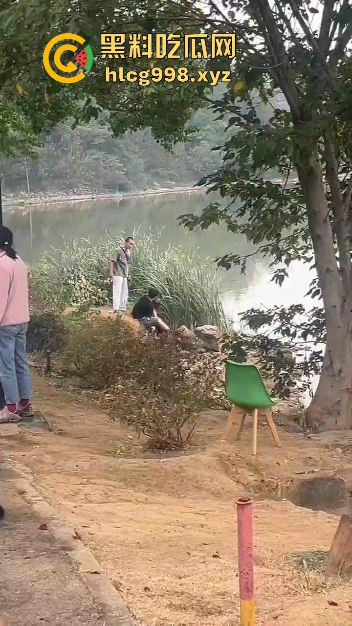 武汉狂躁男东湖发疯，打黑衣男打成筛子，女生鞋子手机丢湖里，差点逼得她跳水自尽！  第6张
