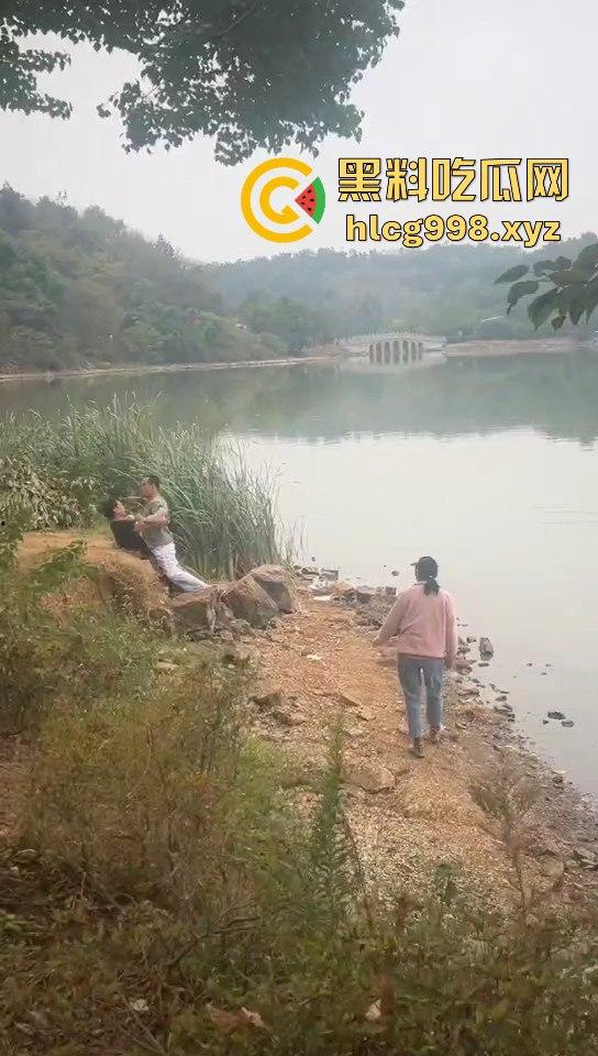 武汉狂躁男东湖发疯，打黑衣男打成筛子，女生鞋子手机丢湖里，差点逼得她跳水自尽！  第7张