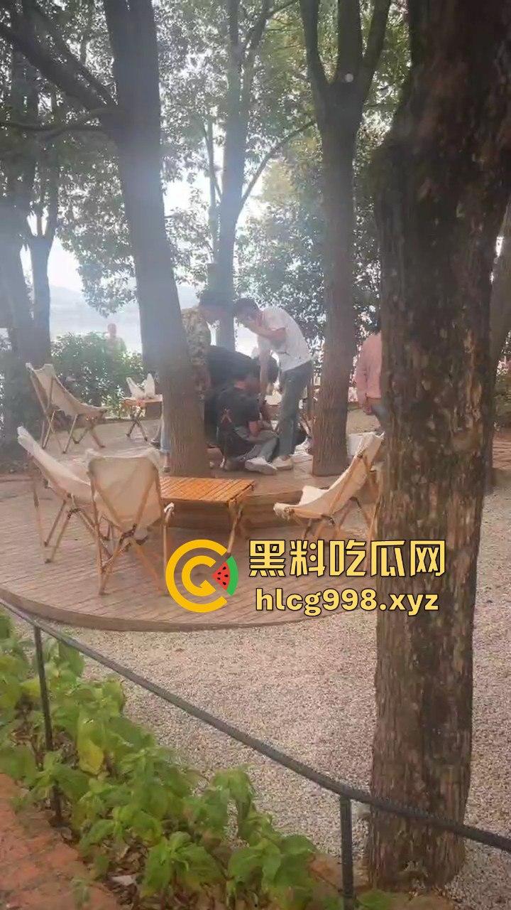 武汉狂躁男东湖发疯，打黑衣男打成筛子，女生鞋子手机丢湖里，差点逼得她跳水自尽！  第8张