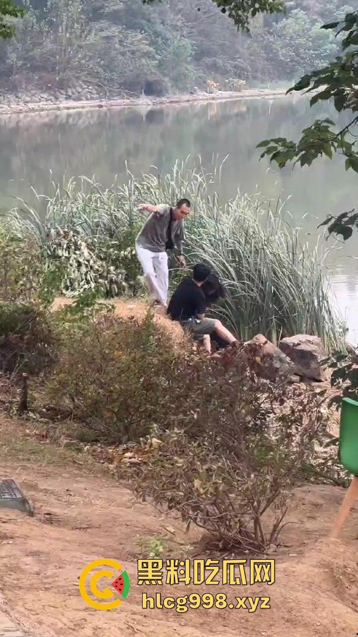 武汉狂躁男东湖发疯，打黑衣男打成筛子，女生鞋子手机丢湖里，差点逼得她跳水自尽！  第9张